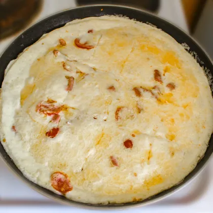 Воздушный омлет на сковороде с помидорами, колбасой и сыром