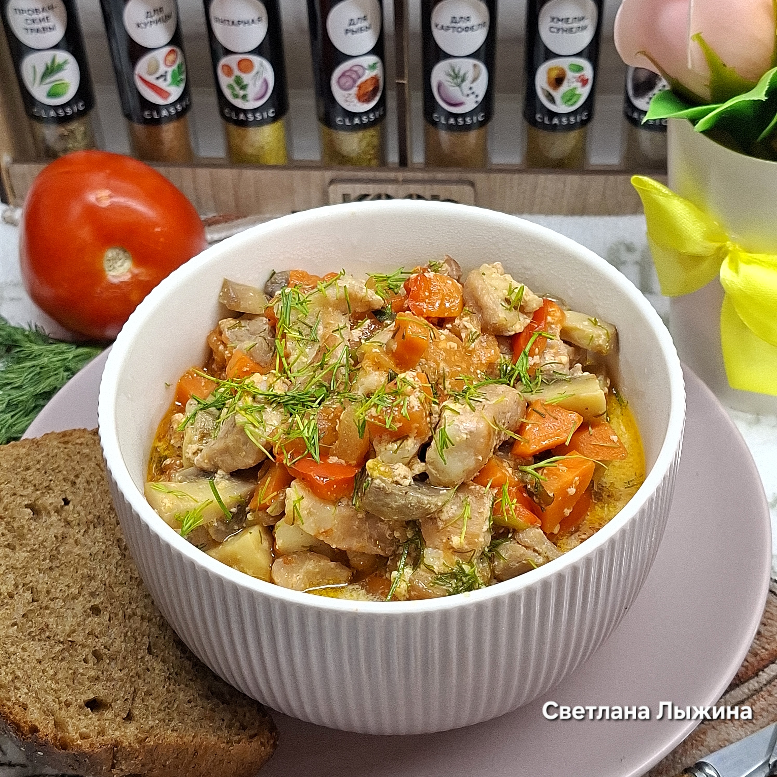 Свинина с грибами и овощами в сливках
