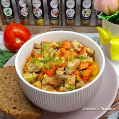 Свинина с грибами и овощами в сливках