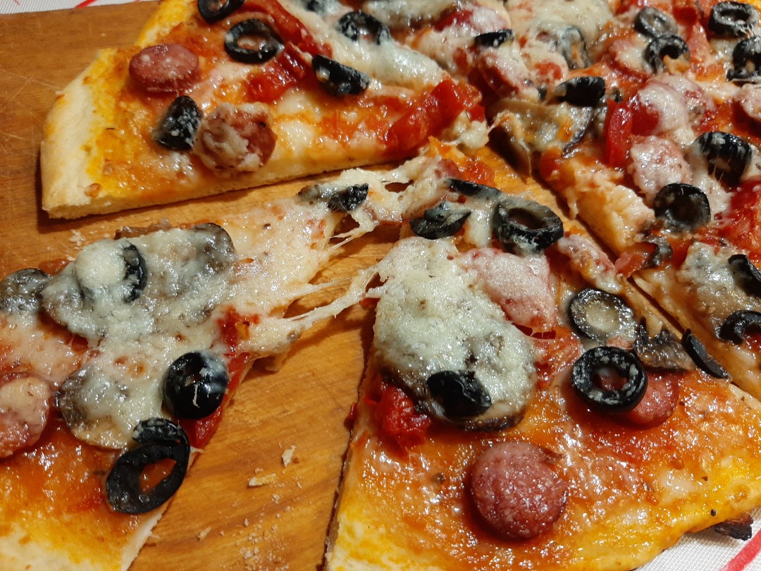Пицца с охотничьими колбасками и маслинами