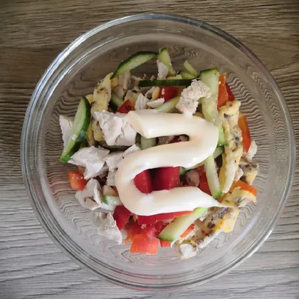 Салат курица с овощами и омлетом