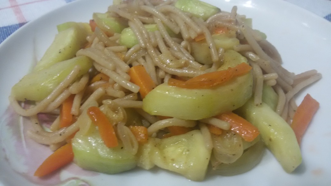 Макароны с тушеными овощами