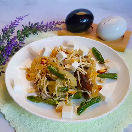 Салат с корнем сельдерея, маринованными грибами и стручковой фасолью
