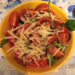 Салат с рукколой 🌿 и черри 🍅