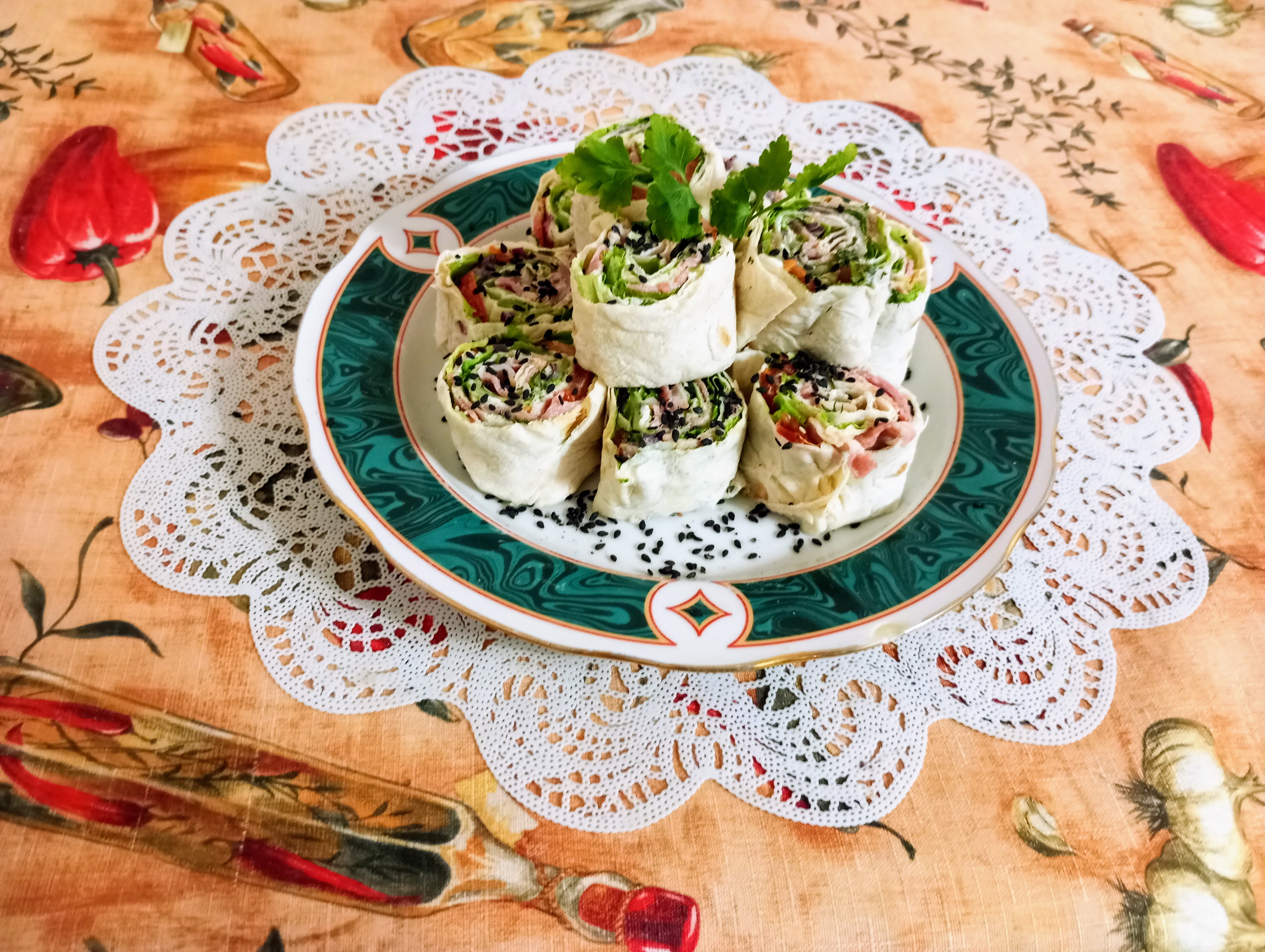 Рулетики из лаваша с беконом и овощами