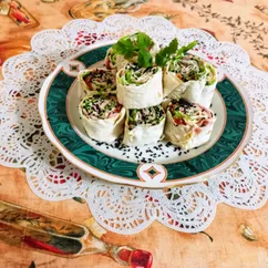 Рулетики из лаваша с беконом и овощами