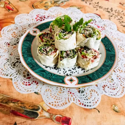 Рулетики из лаваша с беконом и овощами