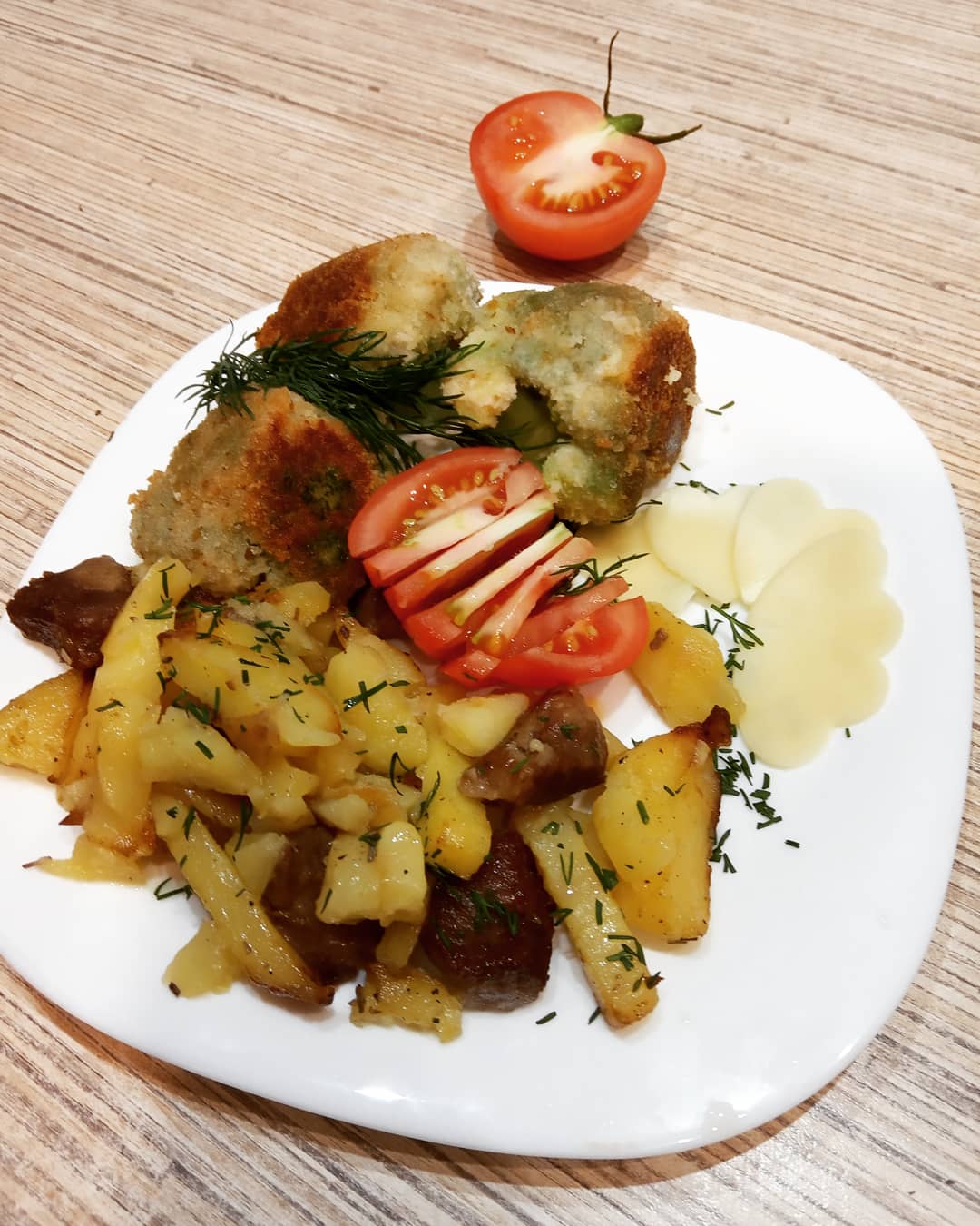 Жареная картошечка с мясом и брокколи