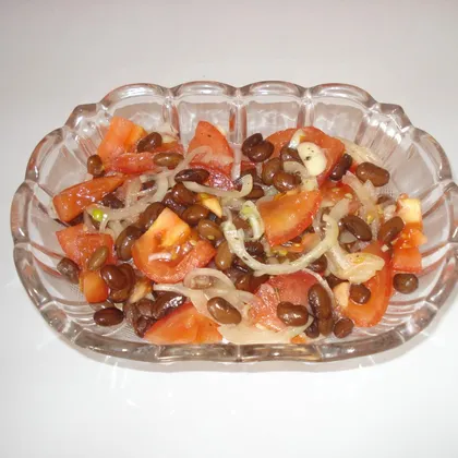 Салат с красной фасолью и помидорами