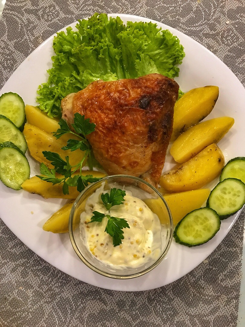 Запечённые куриные бёдрышки с картофелем и вкусным соусом 🍗🍟