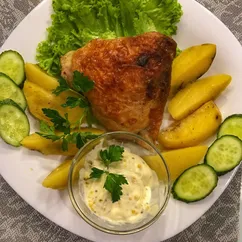 Запечённые куриные бёдрышки с картофелем и вкусным соусом 🍗🍟