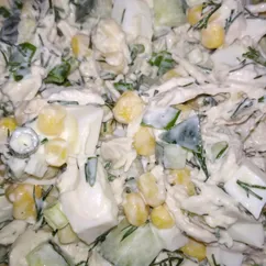 Лёгкий салат с отварной курицей, кукурузой, яйцом,огурцом и ☘️