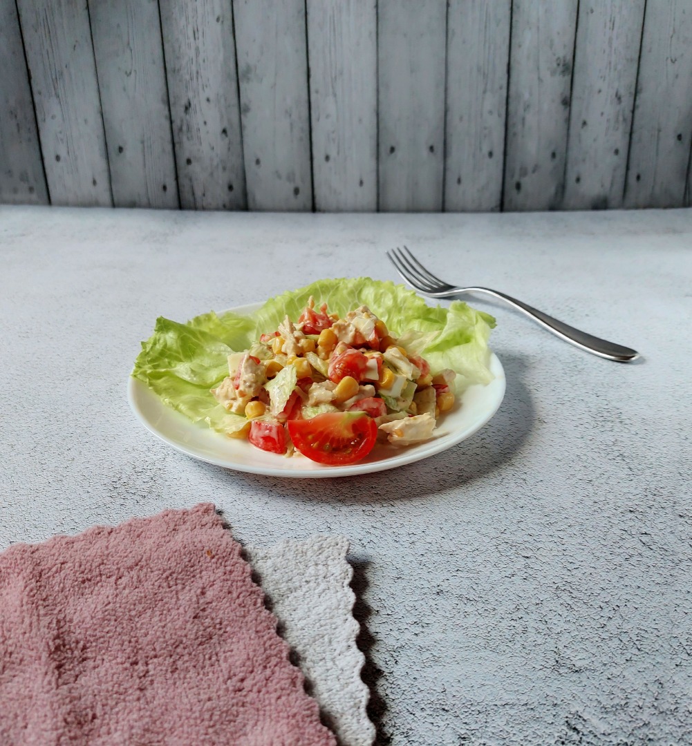 Салат с курицей и помидорами
