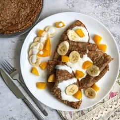 Блины с персиками и соусом из йогурта 