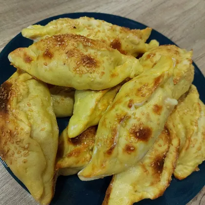 Пирожки из картофельного теста с колбасой и сыром)