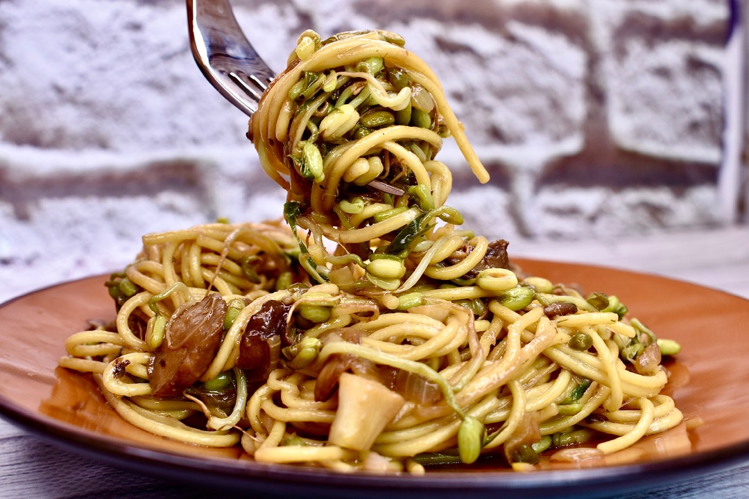 Лапша с грибами и проростками маша в терияки соусе