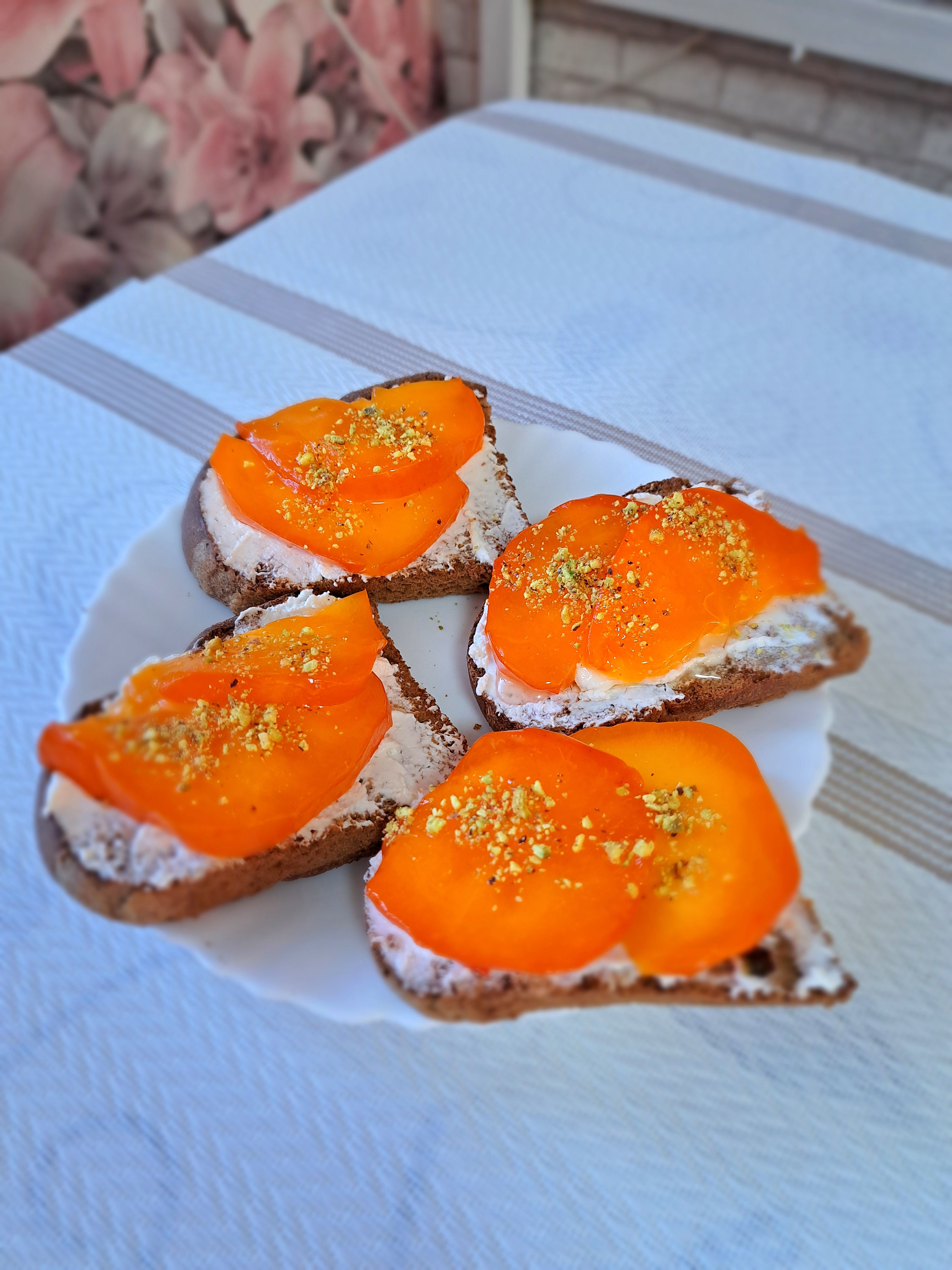 Тост с хурмой и творожным сыром