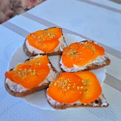 Тост с хурмой и творожным сыром