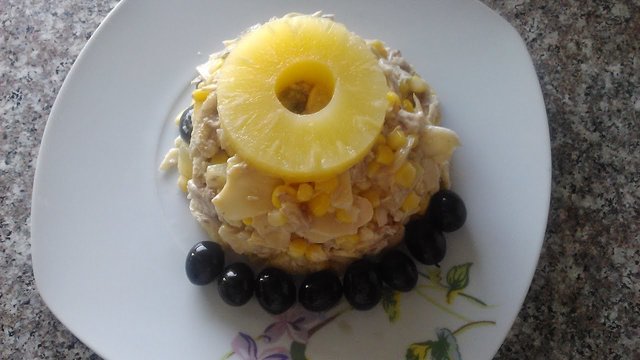 Салат с ананасом и курицей