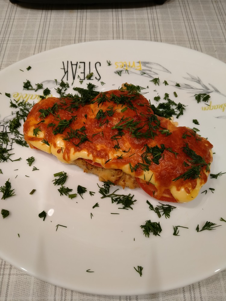 Куриная грудка запечёная с томатами и майонезом