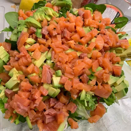 Салат с авокадо и лососем и икрой