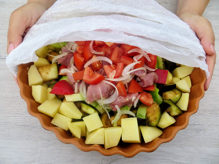 Вкуснятина на ужин или обед - из простых продуктов / Vegetables with meat in the oven
