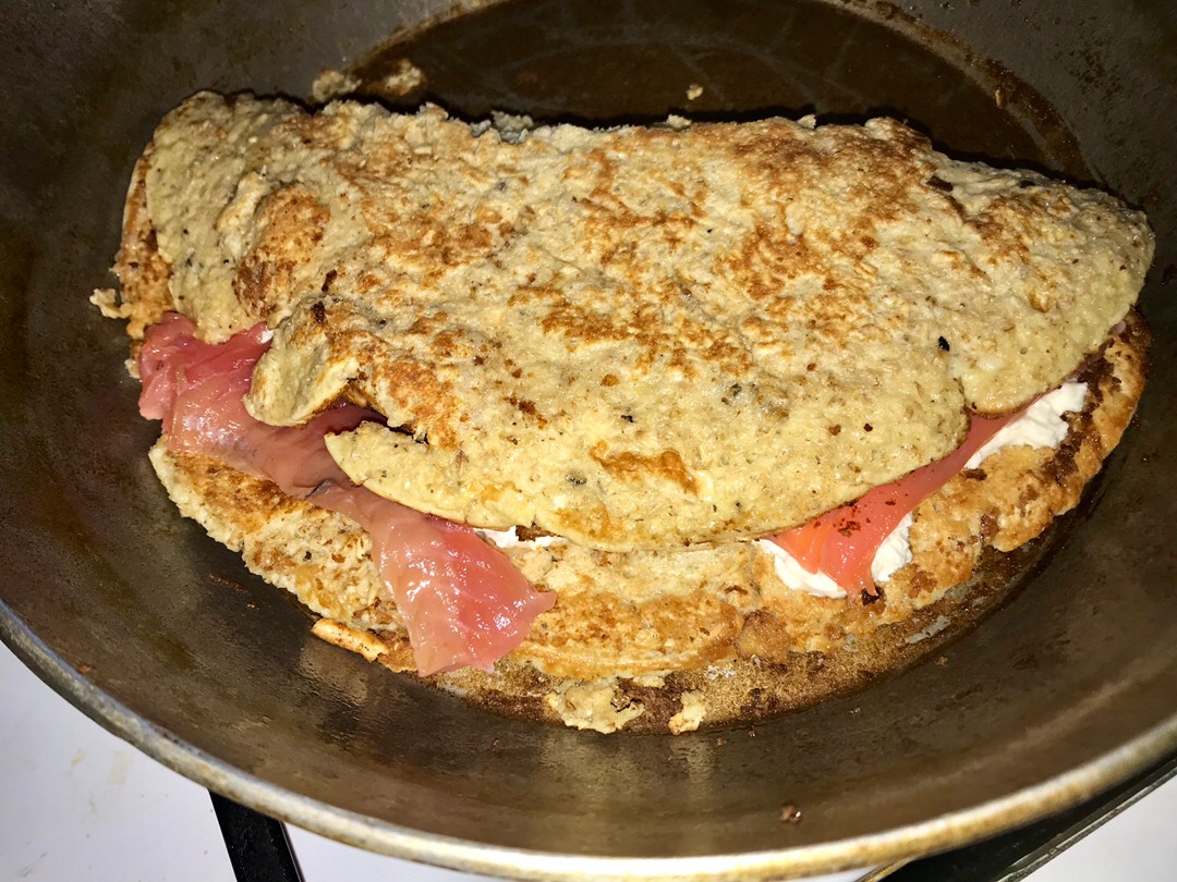 Овсяноблин с творожным сыром и красной рыбкой