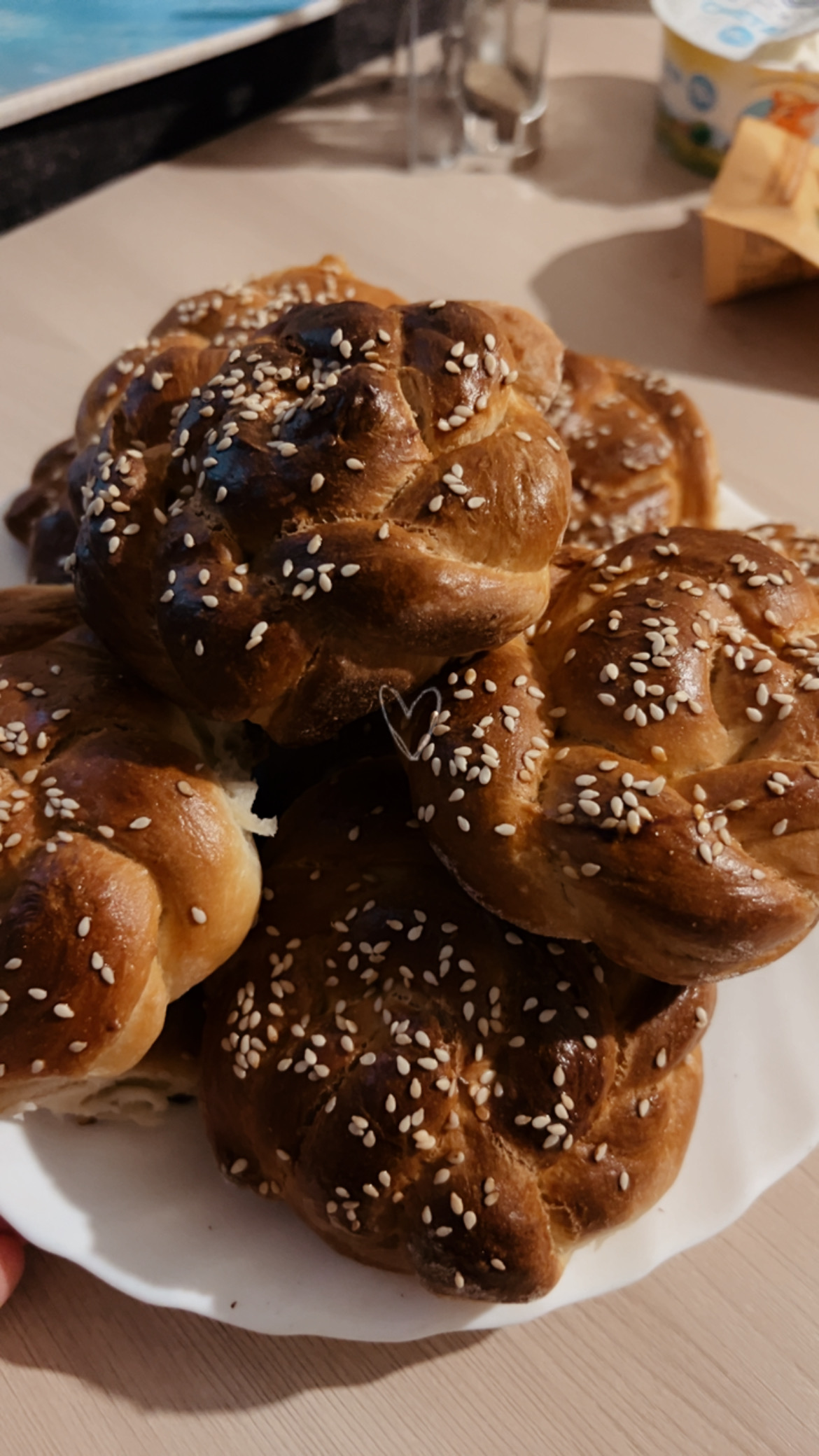 Сдобные булочки с кунжутом 
