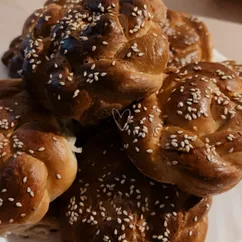 Сдобные булочки с кунжутом