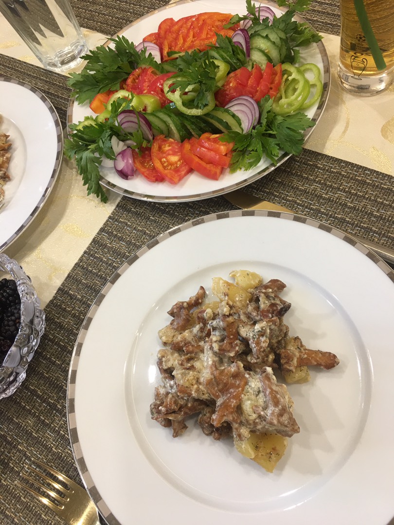 Лисички в сметане, картошкой вестимо!