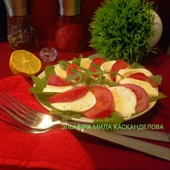 Салат капрезе с моцареллой