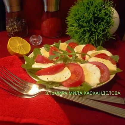Салат капрезе с моцареллой