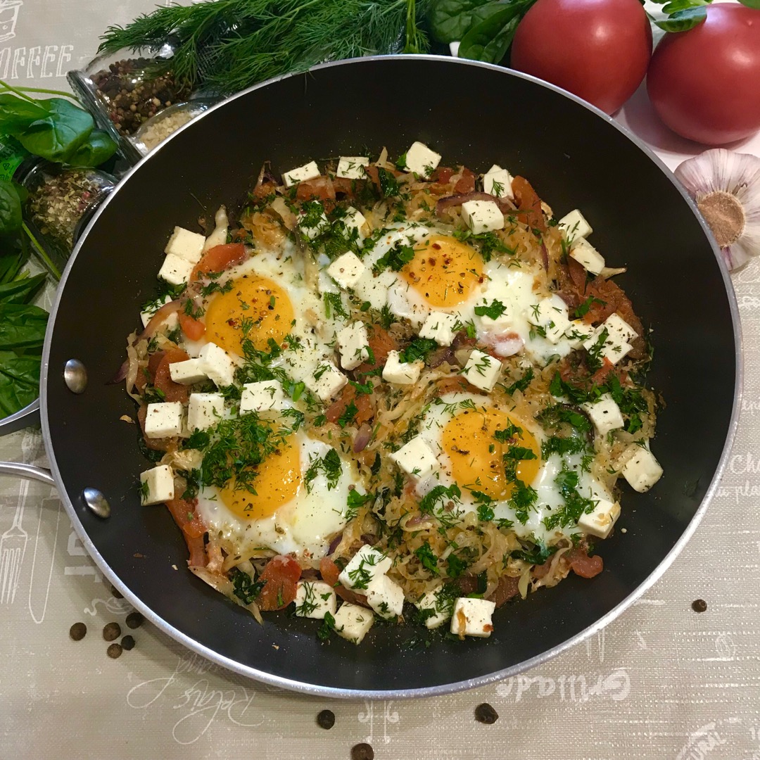 Шакшука с белокочанной капустой,  шпинатом и адыгейским сыром