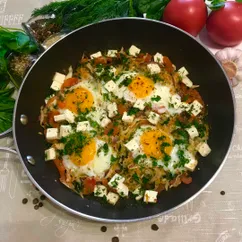 Шакшука с белокочанной капустой,  шпинатом и адыгейским сыром