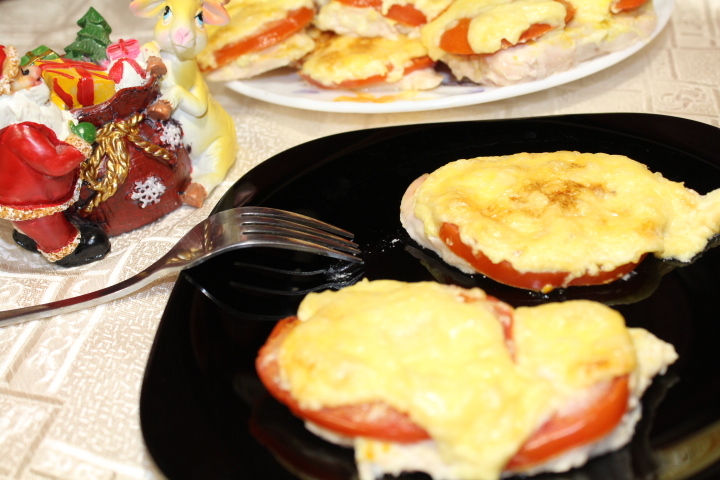 Куриная грудка под помидорами и сыром