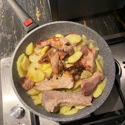 Лопатка свиная жареная с красным луком и картофелем