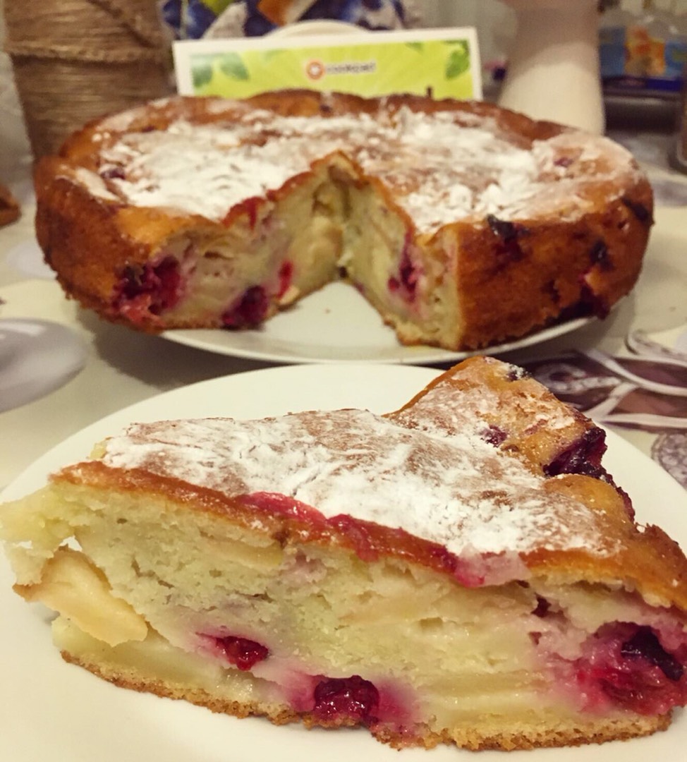 Шарлотка (яблочно-ягодная)