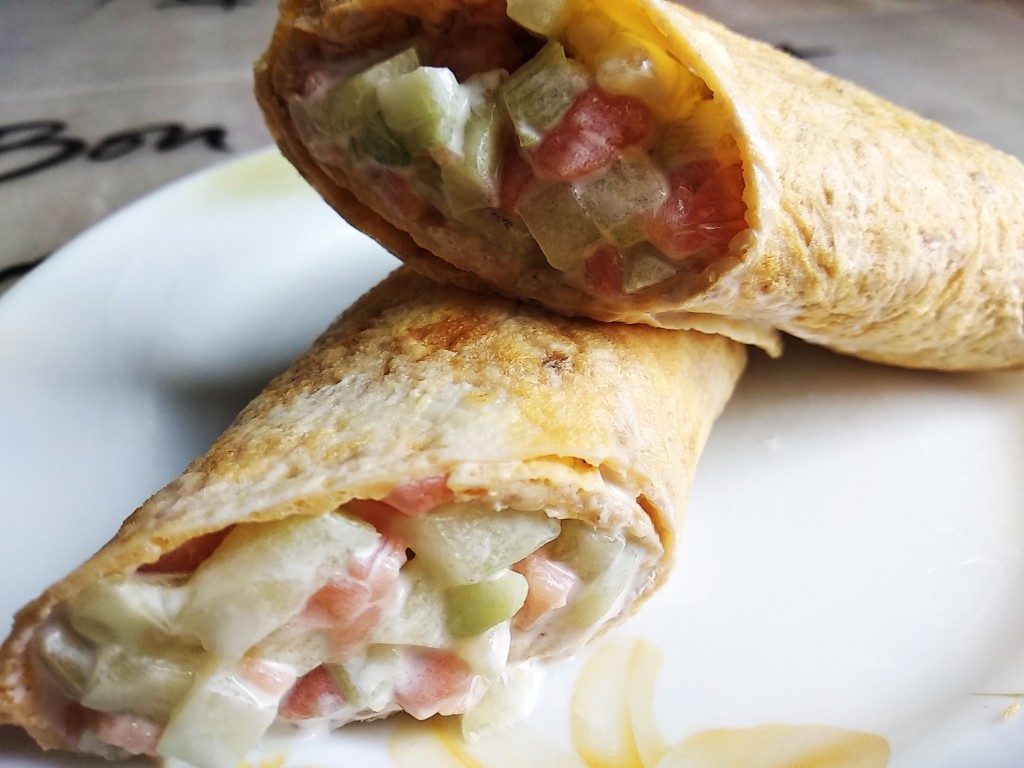 Овсяный блинчик с сёмгой и огурцом