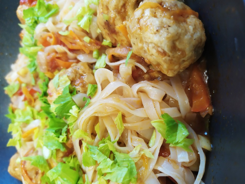 Рисовая лапша с куриными фрикадельками