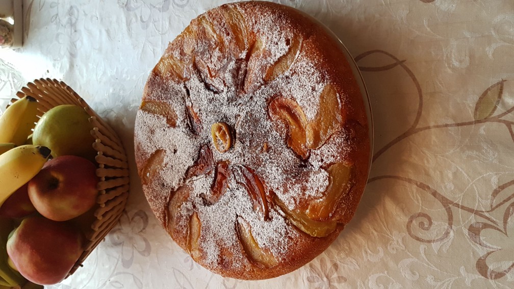 Шарлотка с яблоками и черешней