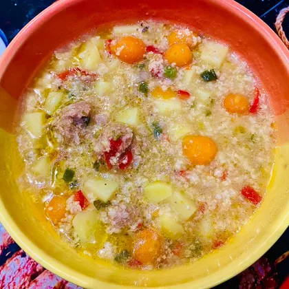 Густой суп с пшеном, морковью и мясными шариками в мультиварке