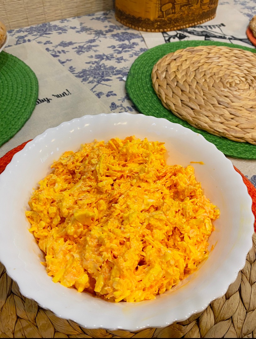 Салат с морковью, сыром и чесноком