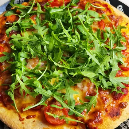 Пицца с пикантными колбасками и томатами