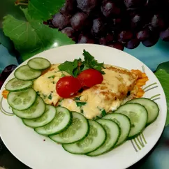 Омлет- яичница с гренками с огурцами и томатами черри