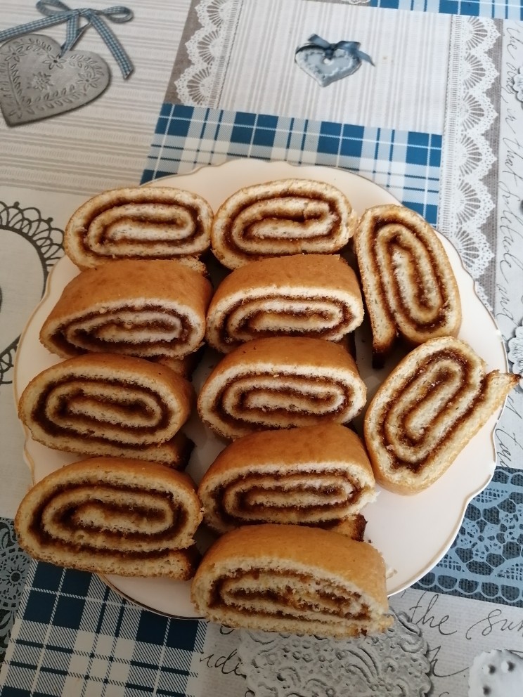 Быстрый и лёгкий рулет с повидлом