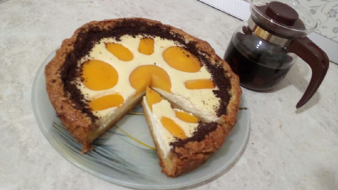 Пирог творожный с персиками и шоколадом