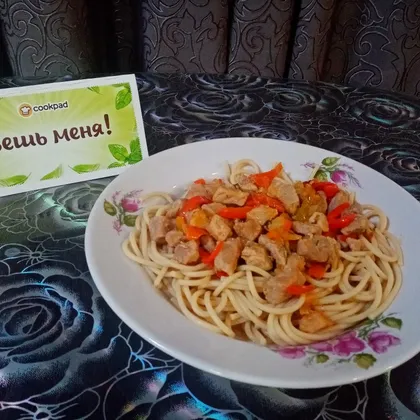 Лапша и мясо тушеное с овощами