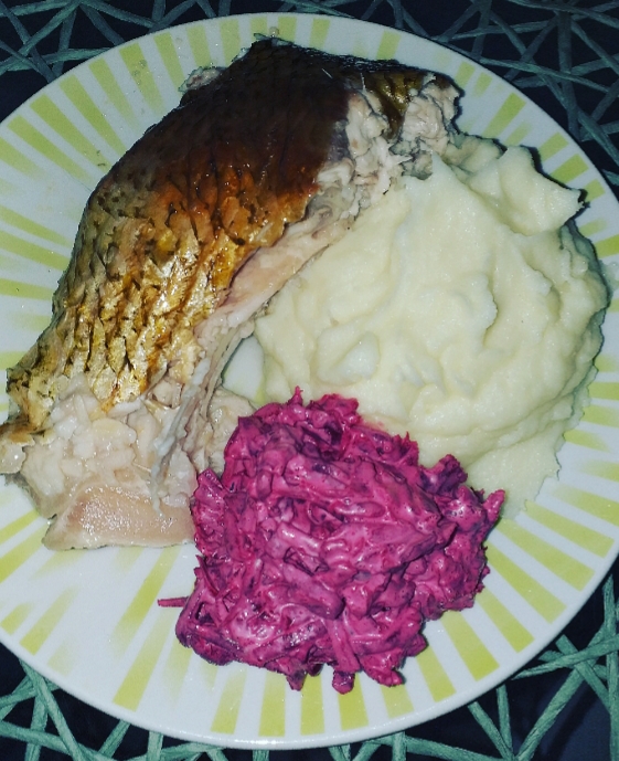 Запечённый лещ с пюре и салатиком