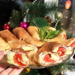 Новогодняя закуска - блины с творожным сыром, рыбкой и авокадо🥑