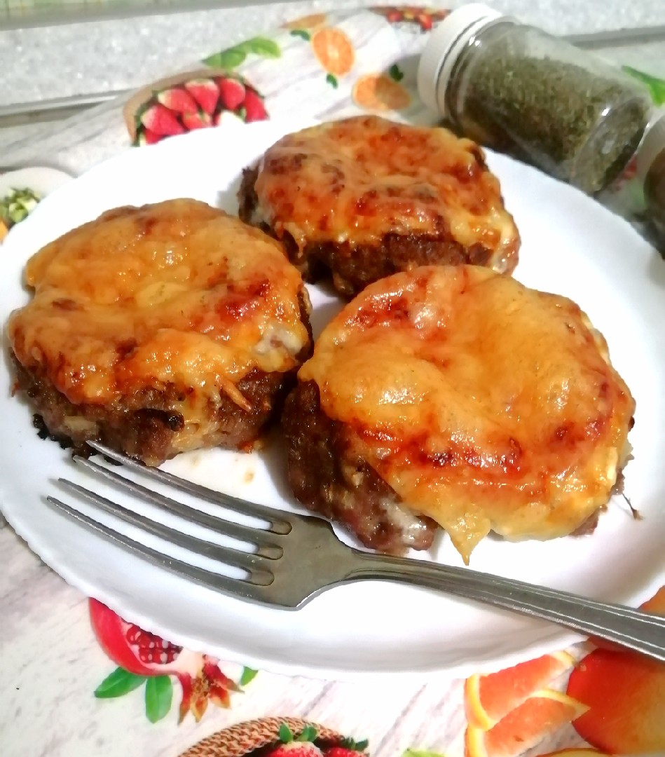 Мясные гнёзда с помидорами и сыром